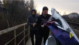 Луцькі муніципали зняли банер, щоб попередити ДТП (фото)