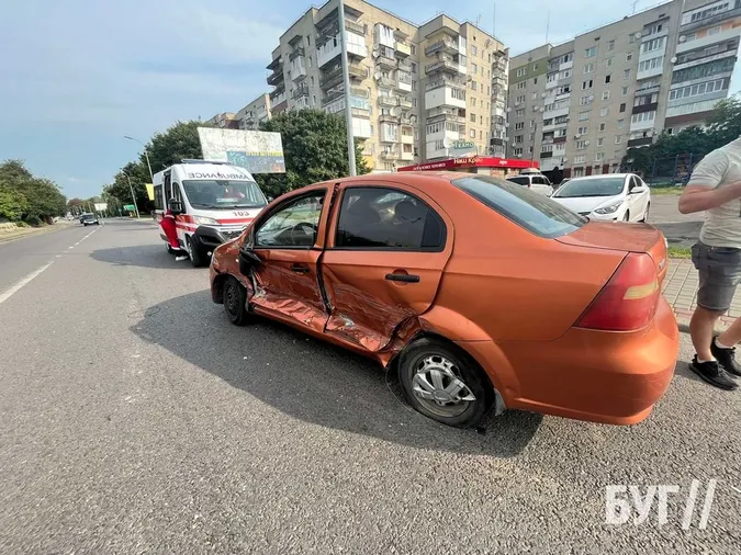 У Володимирі бус протаранив легковик і втік з місця ДТП (фото)
