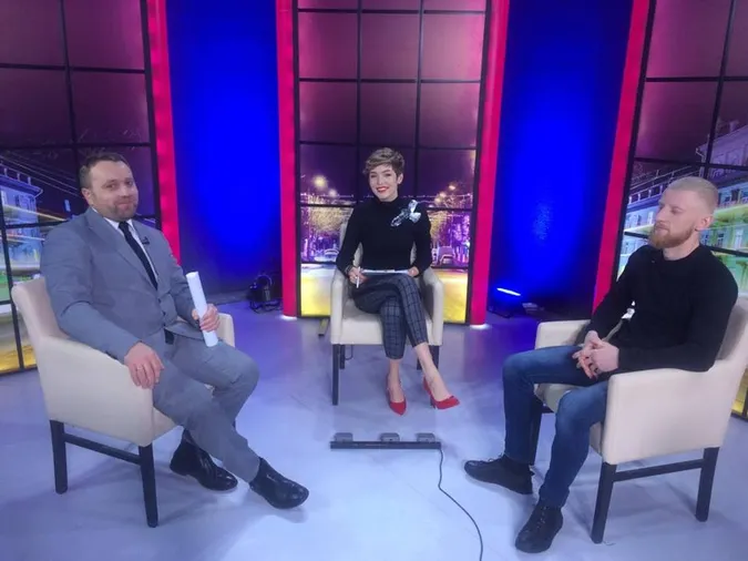 Рекламіст пояснив, чому Луцьком розвісили «закривавлені» борди (відео)