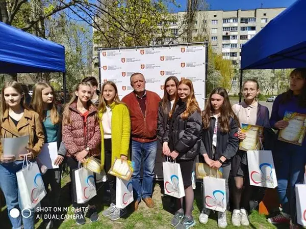Кожній пташині по арт- хатині: у Луцьку розвісили нові шпаківні (фото)