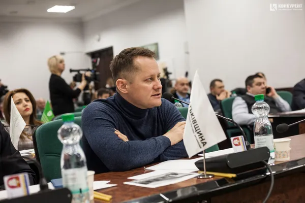 Із вогнем миру і співами: якою була остання в 2019 році сесія Луцької міської ради (фото)
