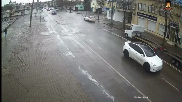 У Луцьку водій нахабно оминув автомобільну чергу, виїхавши на смугу руху для маршруток (відео)