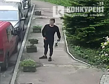 Матюкався і погрожував: агресивний підліток обчистив клумби біля луцького будинку (фото, відео)