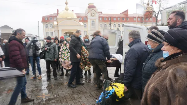 Прожив гідне життя: як Луцьк попрощався з митцем Миколою Голованем (фото, відео)