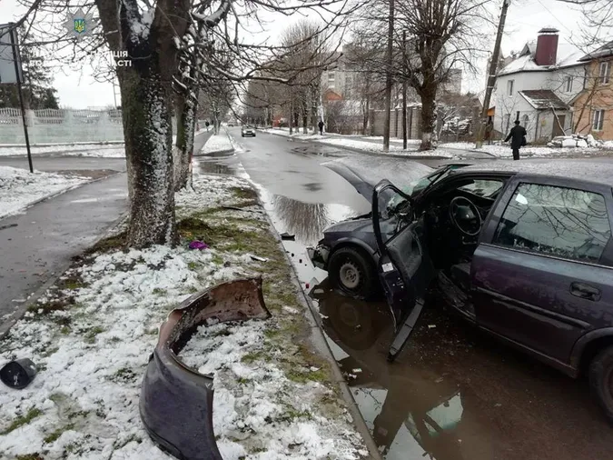 У Луцьку автомобіль влетів у дерево (фото)