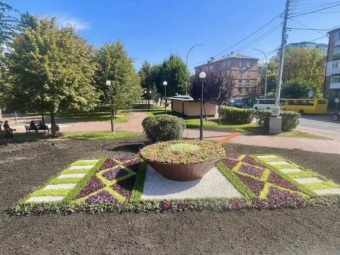 У Києві з'явилася клумба з тарілкою борщу (фото)
