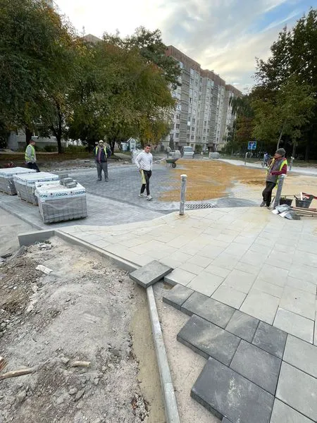 Показали, що зробили на площі перед луцьким РАЦСом (фото)