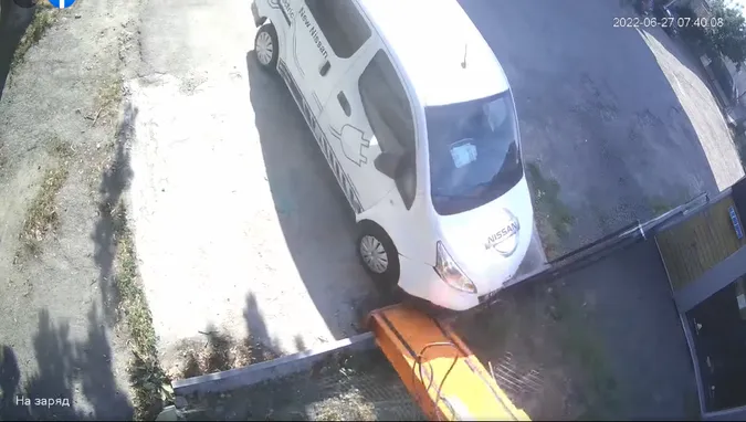 У Луцьку легковик зніс зарядну станцію (фото, відео)