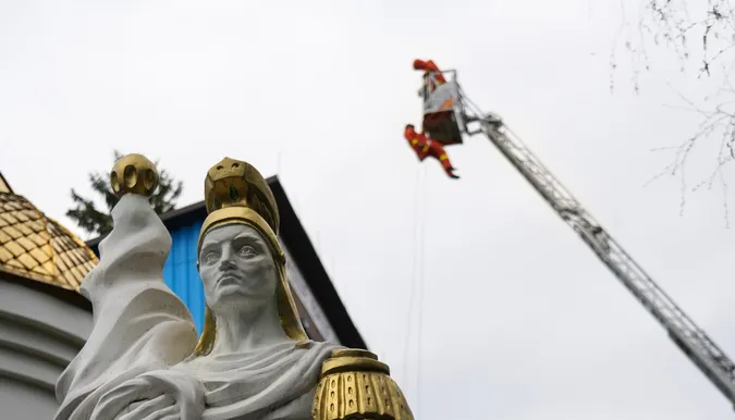 Волинські «люди-павуки» в дії: рятувальники відточували евакуацію з висотки Луцька (фото)