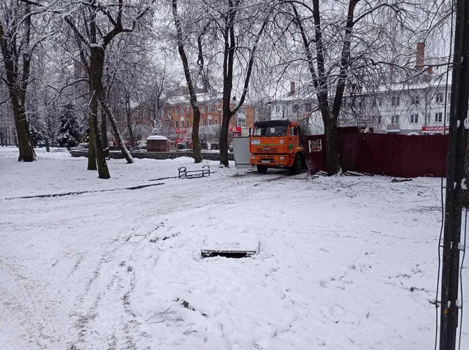 У Ковельському центральному парку виявили незаконне будівництво (фото, відео)