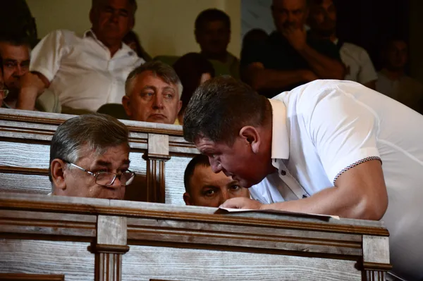 ...А Михайло Імберовський підійшов до фракції «Свобода» перекинутися слівцем із Анатолієм Вітівим...