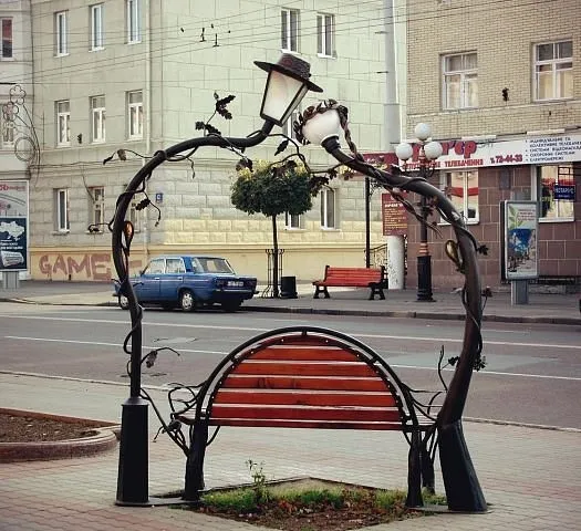 Із центру Луцька зникла лавка «закоханих ліхтарів»