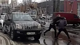 У Києві чоловік жорстоко побив перехожого через зауваження про паркування (відео)