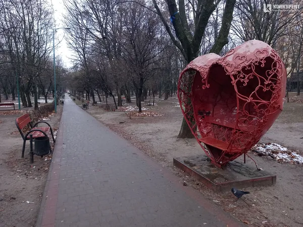 Камінь та концентрація лавок: що коїться на площі перед РАЦСом у Луцьку (фото)