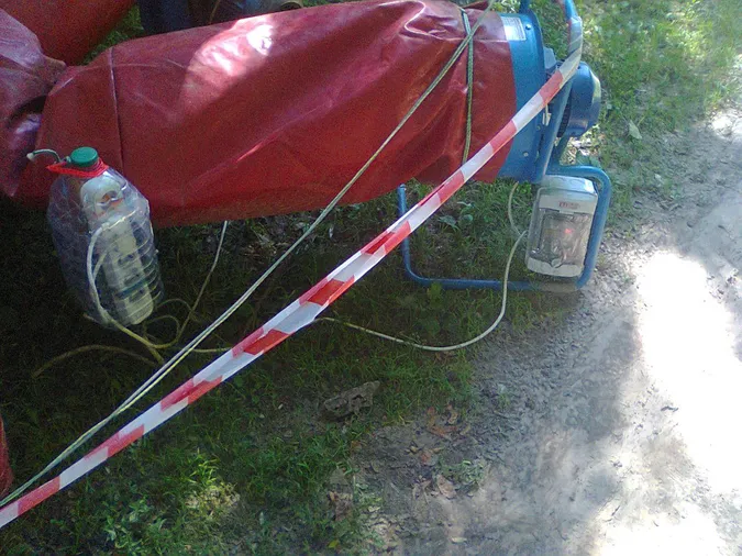 Подовжувачі, накриті пляшками: лучани скаржаться на небезпечний атракціон (фото)