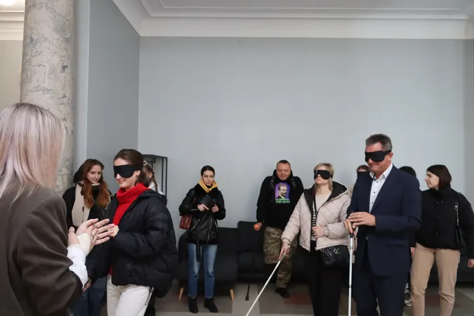 Луцьким студенткам завʼязали очі та відправили гуляти по місту: для чого (фото)