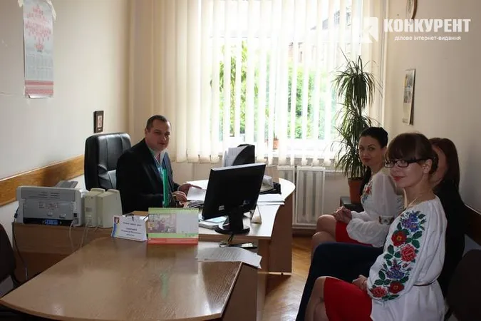 Луцькі чиновники вийшли на роботу у вишиванках (фото)