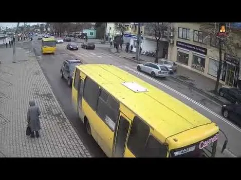 Під носом у патрульних: у Луцьку водій маршрутки проїхав на «червоний» (відео)