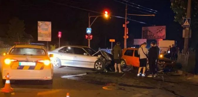 П'яна ДТП на перехресті: у Луцьку зіткнулися Volkswagen та BMW (фото)