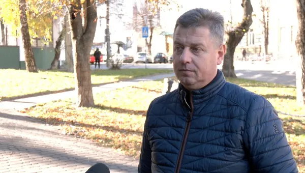 До 5 тонн щодня: як у Луцьку прибирають опале листя (фото, відео)