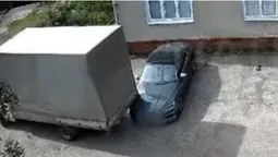 У Луцьку водій вантажівки в'їхав у припарковану «ауді» та втік (відео)