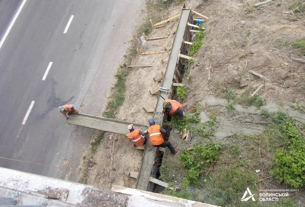 Показали, як кладуть асфальт у Ківерцівському районі (фото)