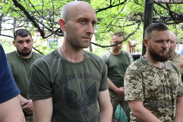 Сповідь, причастя й освячені паски: «волинська сотка» зустріла Великдень на передовій (фото)