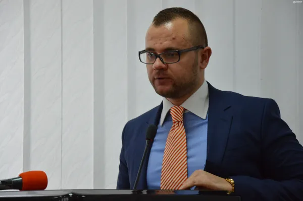 Луцька міська рада працюватиме з новим регламентом та «п'ятою рукою» Романюка