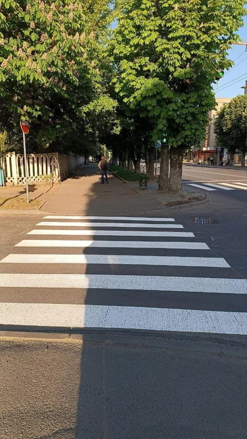 Працюють у вечірній час: у Луцьку поновлюють дорожню розмітку (фото)