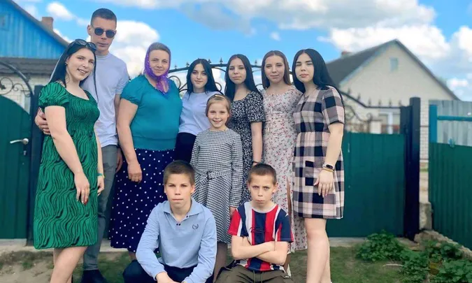Батько зник на війні, а матір позбавлена прав: 65-річна волинянка стала опікункою для п'яти онуків