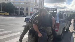 У Луцьку невідомий взяв у заручники пасажирів автобуса і погрожує підірвати (фото)