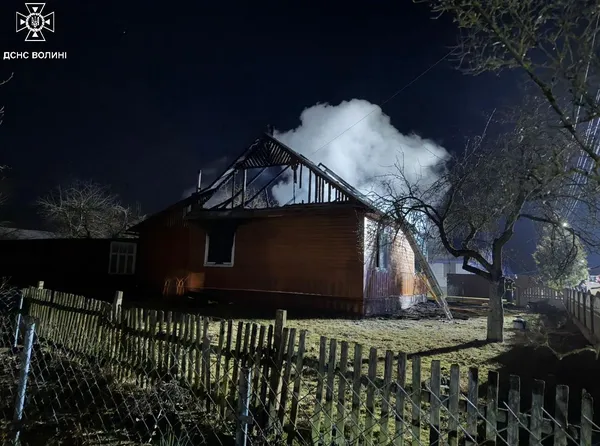 На Волині рятувальники витягнули з охопленої вогнем хати пенсіонерку