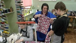 Луцькі студентки шиють спідню білизну для поранених бійців у госпіталях (відео)