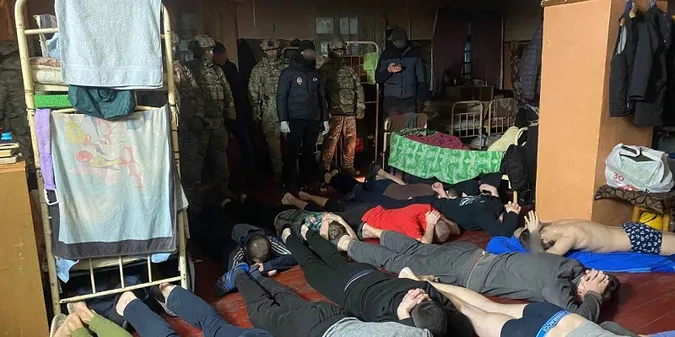 Видурювали гроші в таксистів: у Маневицькій колонії діяла група шахраїв (фото, відео)