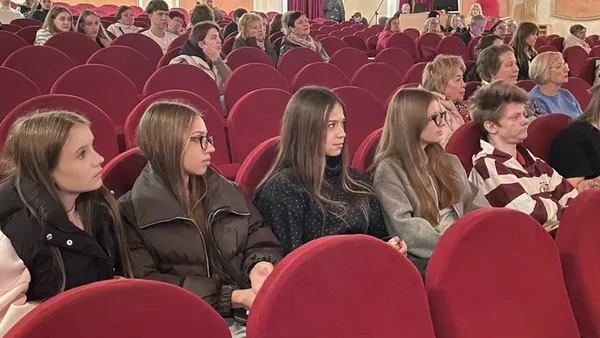 «Ніщо не замінить творчий задум»: Олесь Санін поділився досвідом із молодими кіномитцями у Луцьку (фото)