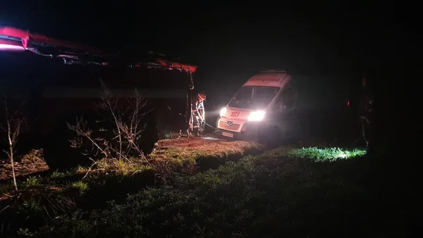 Витягали тросом: на Волині машина «швидкої» застрягла на грунтовій дорозі (фото)