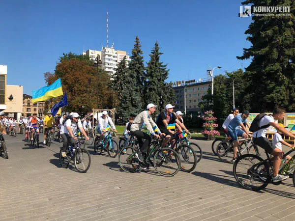 Луцьк святкує активно: на міські вулиці виїхали велосипедисти у вишиванках (ФОТО)