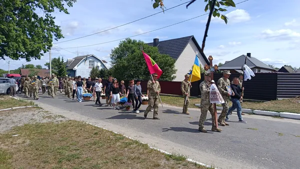 Сиротами залишилися три донечки: на Волині попрощалися з воїном Андрієм Григолою (фото)