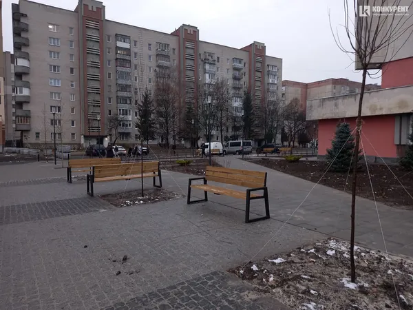 Камінь та концентрація лавок: що коїться на площі перед РАЦСом у Луцьку (фото)