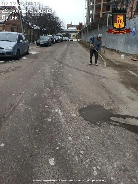 Луцькі муніципали змусили будівельника витерти після себе дорогу (фото)