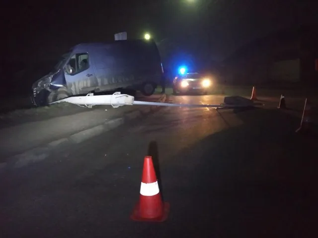 У Луцьку п'яний на мікроавтобусі повалив дорожній знак (фото)