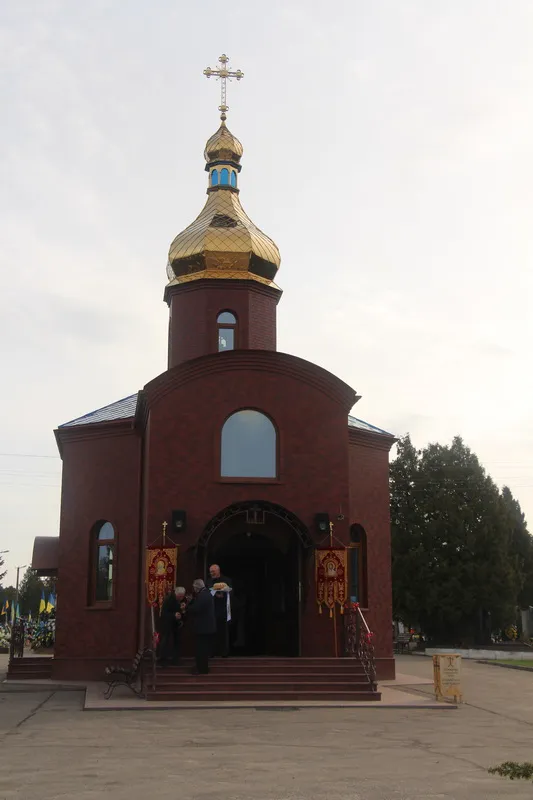 У Луцькій цвинтарній церкві освятили нові розписи (фото)
