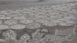 У Луцьку на Драгоманова провалилася бруківка (фото)