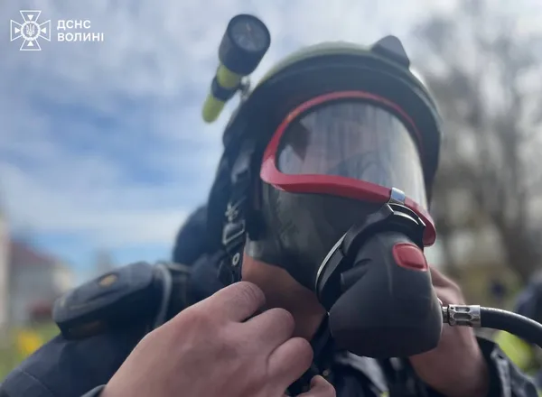 Пожежа за сценарієм: на Волині рятувальники шукали «потерпілу» в задимленій будівлі (фото, відео)