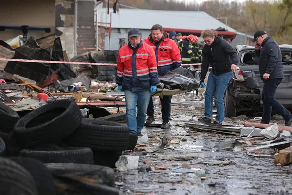 Кількість загиблих у Львові зросла до семи: ракети влучили в СТО та склади (фото, оновлено)