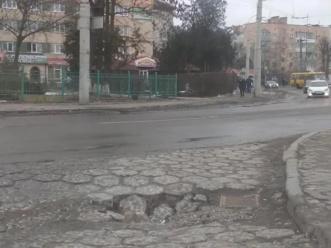 У Луцьку на Драгоманова провалилася бруківка (фото)