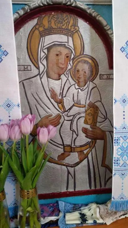 На Волині під час молитви за воїнів замироточили дві ікони Богородиці (фото)