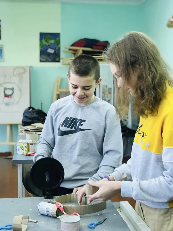 У Баєві школярі на уроках трудового навчання виготовляють окопні свічки (фото)