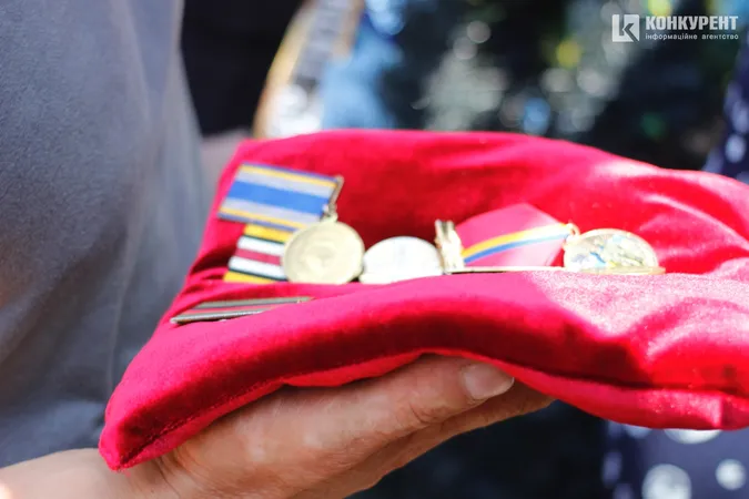 Віддали життя за нас: Луцьк на колінах попрощався з двома захисниками (фото, відео)