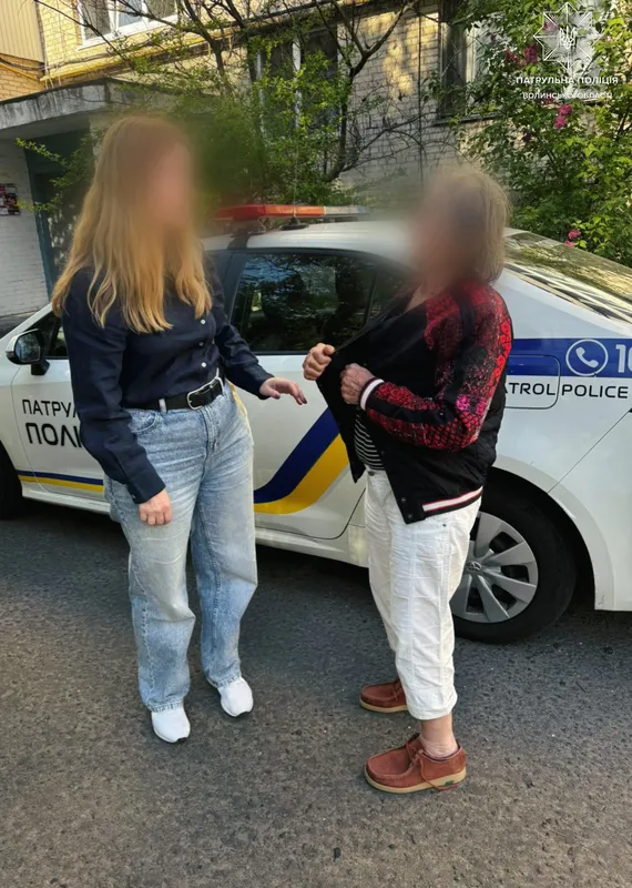 Впала посеред вулиці: у Луцьку поліція допомогла пенсіонерці з втратою пам’яті